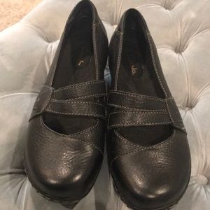 Clark’s 7 1/2 Medium Shoes